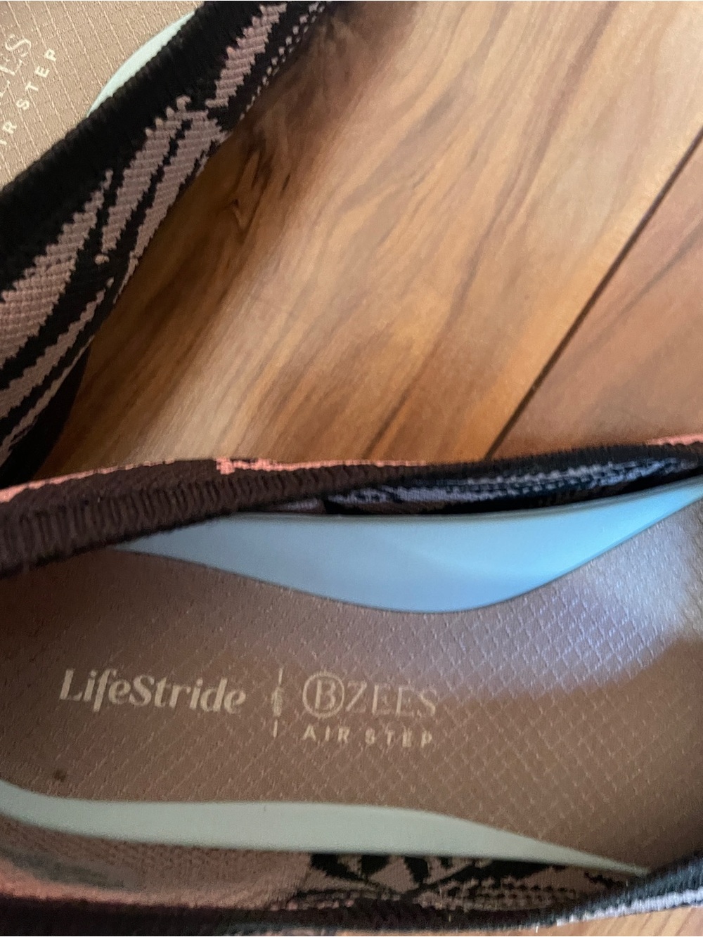 Life Stride Women's Slip-On Flats in Black and cream size  6.5 - Picture 2 of 6